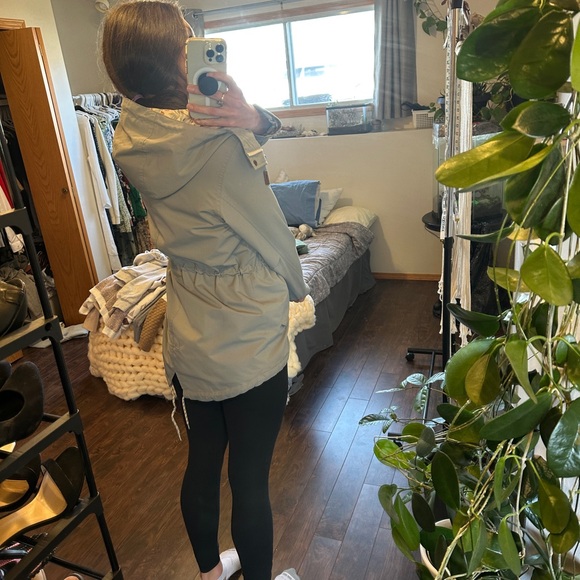 Burton Light Gray Utility Jacket with Patterned Lining - Picture 7 of 7